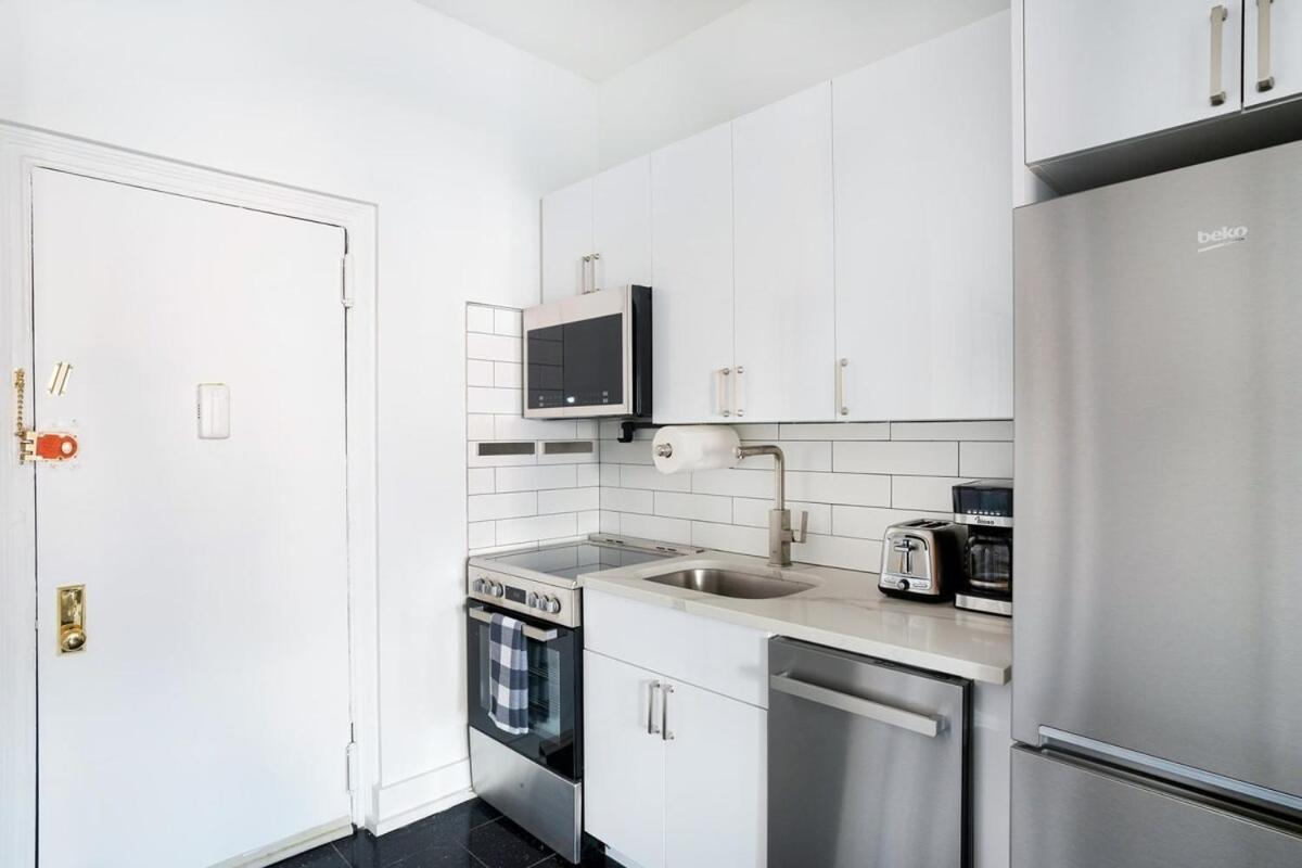 444-5C Newly Renovated Studio Midtown West W&D Apartment New York City Exterior photo